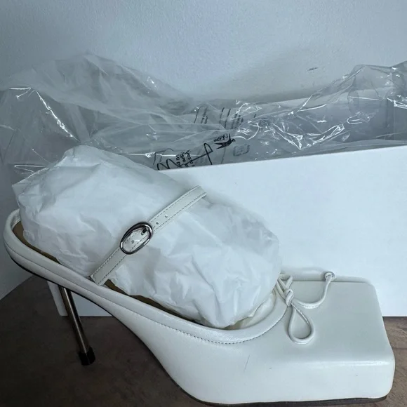 Jacquemus Elegant Off White Square-Toe Heeled Sandals - Picture 1 of 6